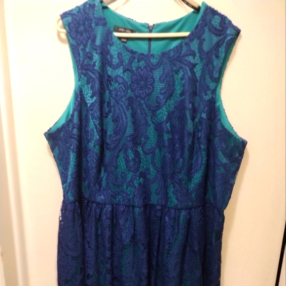 Vintage-Inspired Sleeveless Lace Navy and Green Dress - Picture 2 of 5